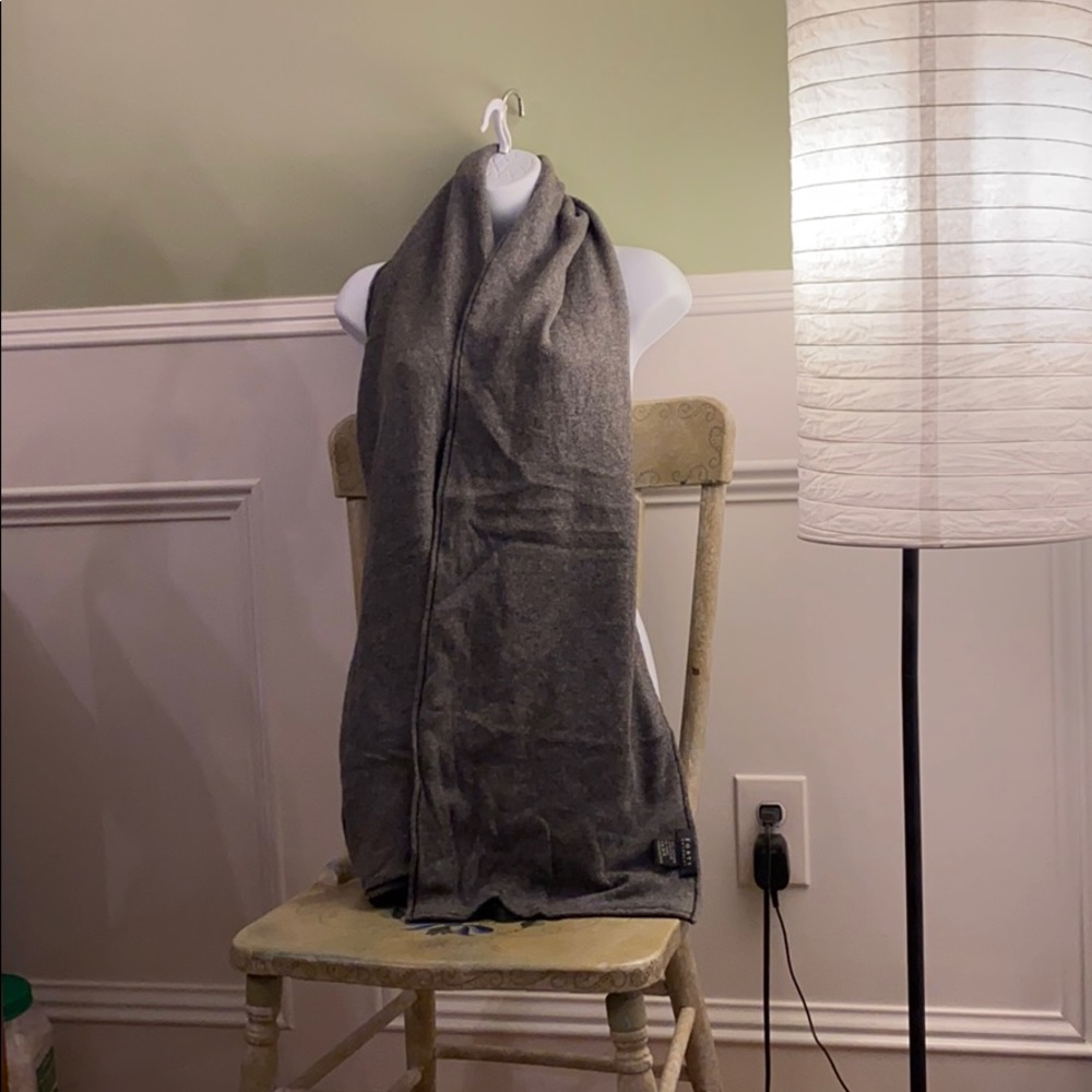 Women’s cashmere scarf